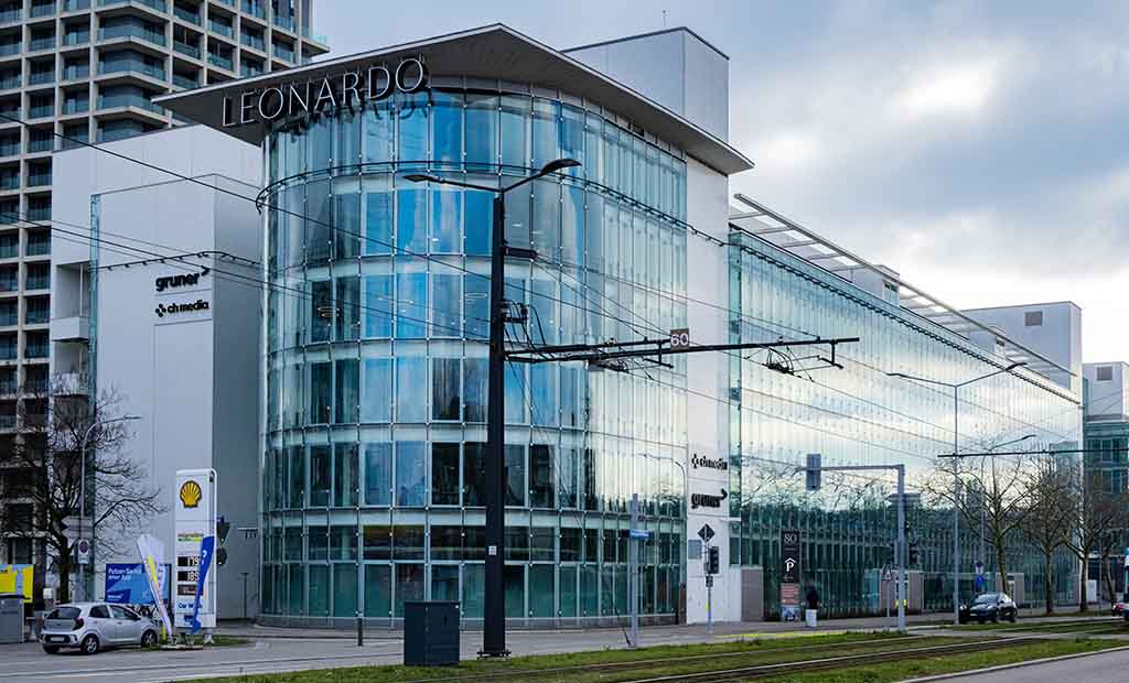 Rundfassade des Medienhauses «Leonardo»
