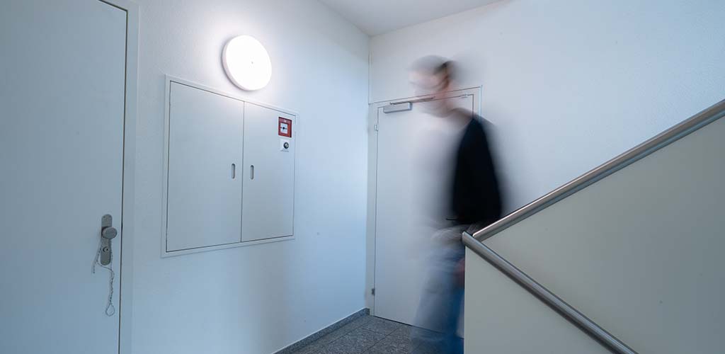 Treppenhaus des Medienhauses «Leonardo» beleuchtet mit TRIVALITE Sirius-Leuchten