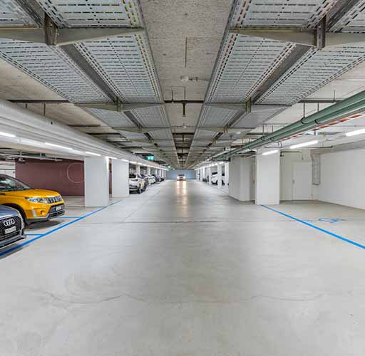 Tiefgarage des Medienhauses «Leonardo» nach der Beleuchtungssanierung mit TRIVALITE-Schienensystem