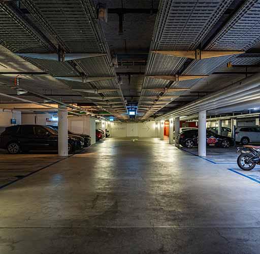 Tiefgarage des Medienhauses «Leonardo» vor der Beleuchtungssanierung mit TRIVALITE-Schienensystem