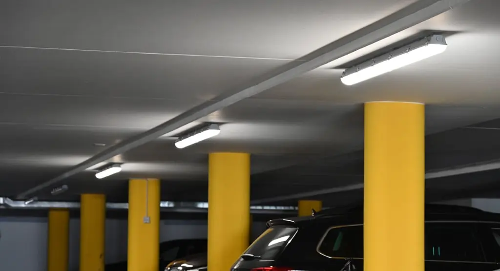 Die Leuchten in der Tiefgarage sorgen für ausreichend Helligkeit.