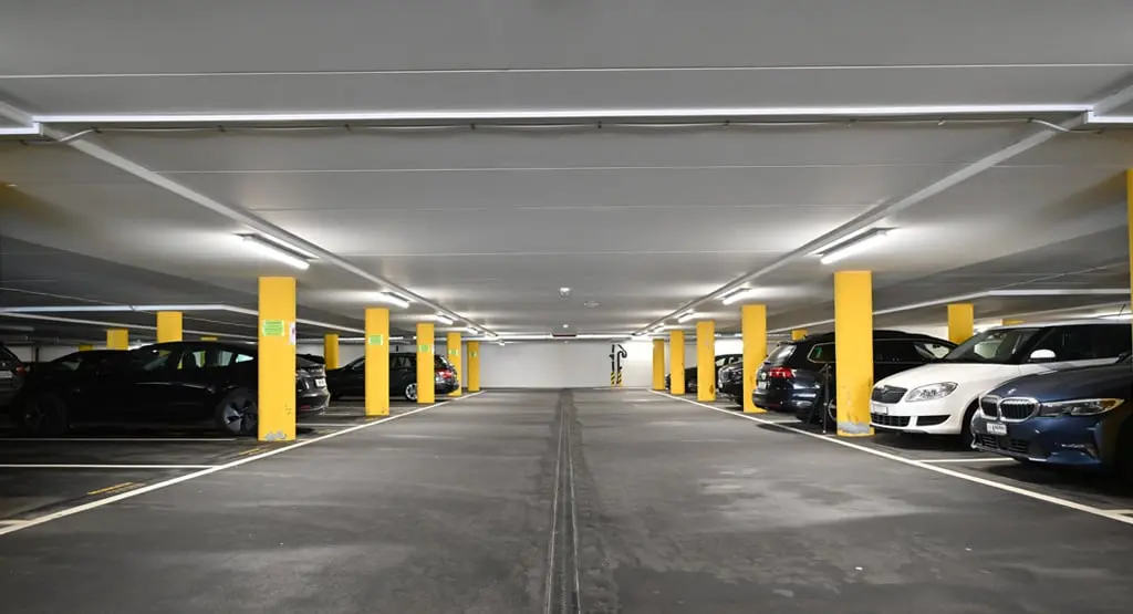Beleuchtete Tiefgarage