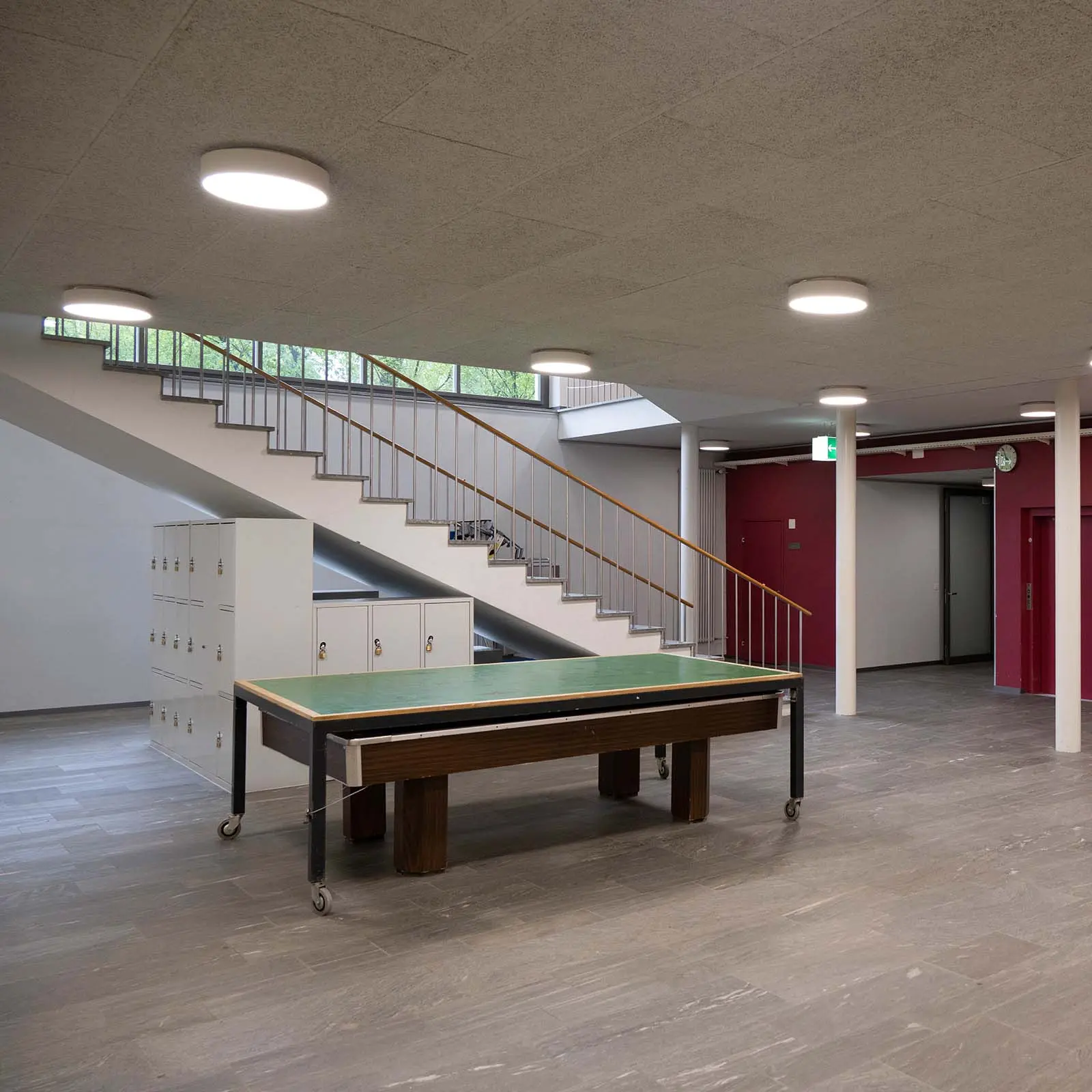 Moderner Schulhausflur mit Tisch