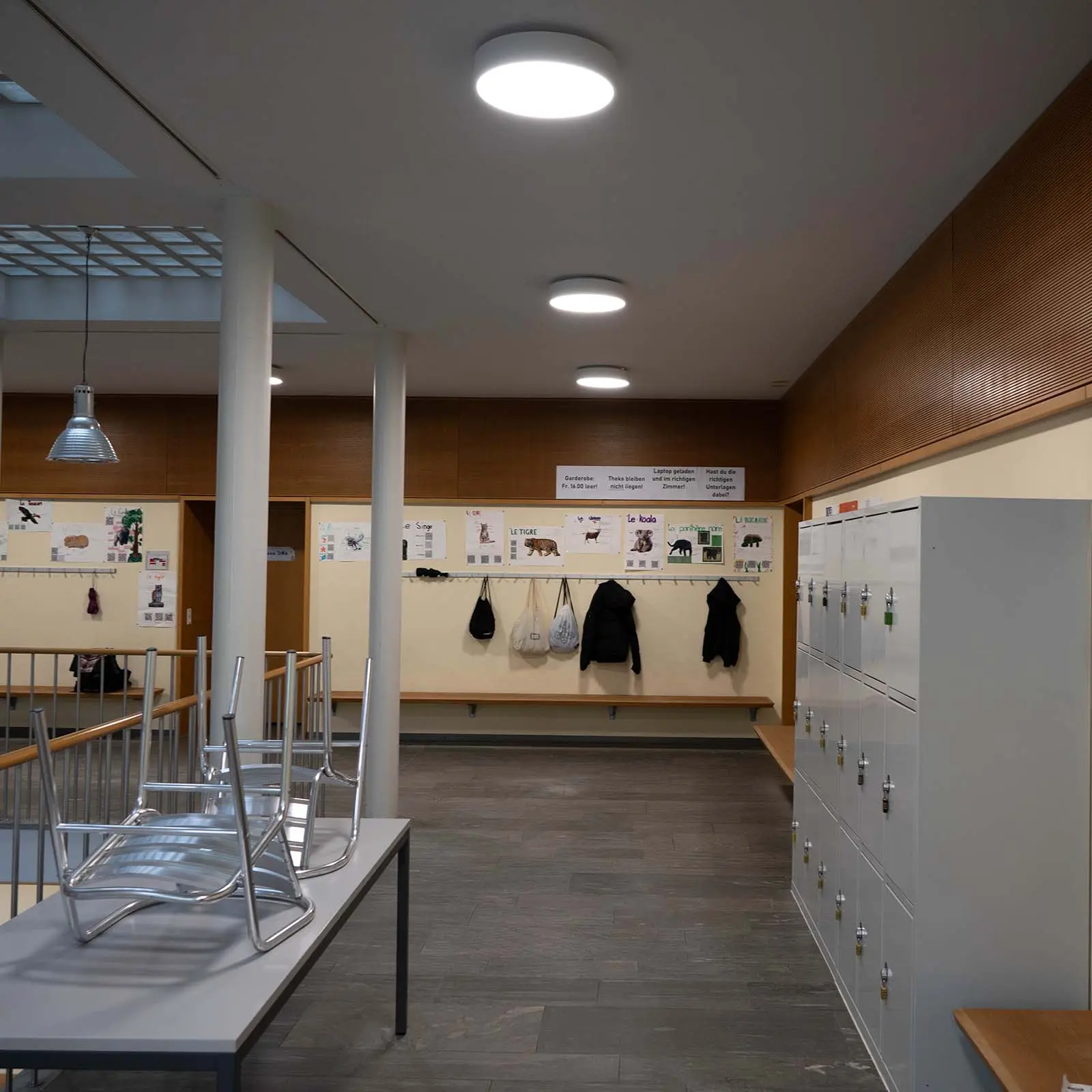 Schulhausflur mit modernen Spinden