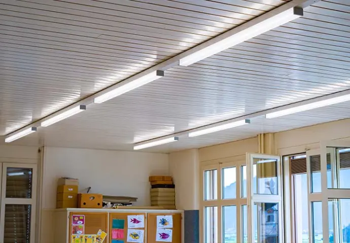 Grazie a questa adattabilità ai diversi sistemi presenti sul mercato, non solo garantiamo un intervento di risanamento efficiente ed economico, ma contribuiamo anche in modo significativo all'uso sostenibile delle risorse esistenti riutilizzando il materiale già presente. Sistema a binario intelligente per le aule della scuola di Kaltbrunn