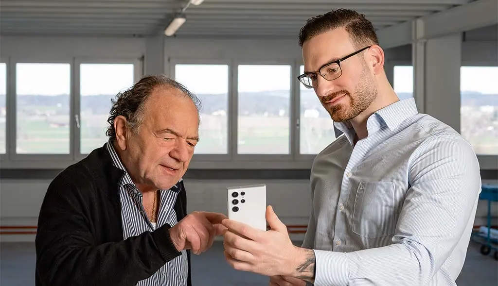 Il consulente tecnico nel servizio esterno Swisslux SA consiglia i clienti