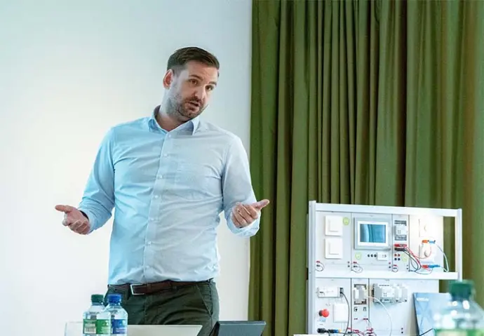 Ogni giorno nascono nuovi prodotti e innovazioni. Siamo convinti che confrontarsi con persone che la pensano allo stesso modo sia la pietra miliare per un futuro sostenibile. Il consulente tecnico nel servizio esterno Swisslux presenta i vantaggi di TRIVALITE