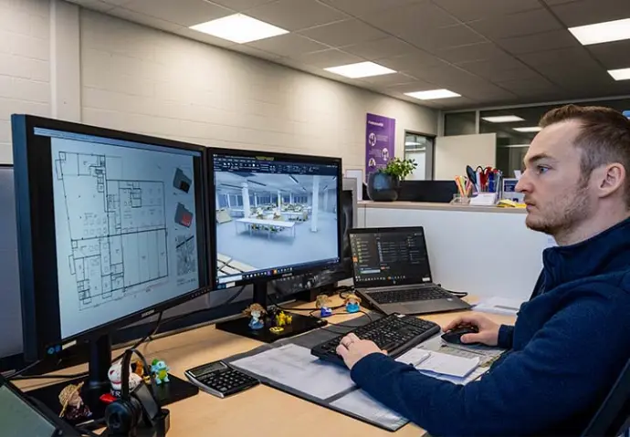 Il nostro servizio interno composto da elettricisti esperti. Il collaboratore del servizio interno di vendita Swisslux SA crea un progetto di illuminazione.