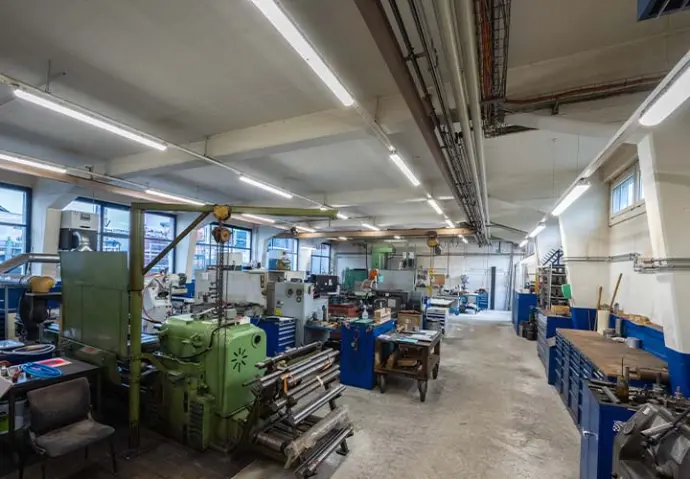 Per le applicazioni industriali, occorre prestare particolare attenzione affinché anche le attività in cui possono essere rilevati solo piccoli movimenti delle persone presenti siano adeguatamente registrate. Officina KIBAG AG con lampade Hydra TRIVALITE