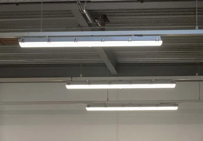 "Approfittate dei vantaggi delle lampade Norma e Hydra per i vostri progetti di retrofit. Grazie al fissaggio universale sviluppato appositamente per questa applicazione, è possibile continuare a utilizzare i profili del binario esistenti." Sistemi a binario esistenti con lampade Hydra TRIVALITE