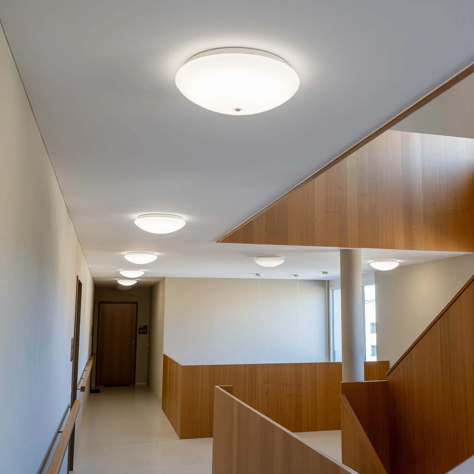 Treppenhaus mit stilvollem Holzgeländer