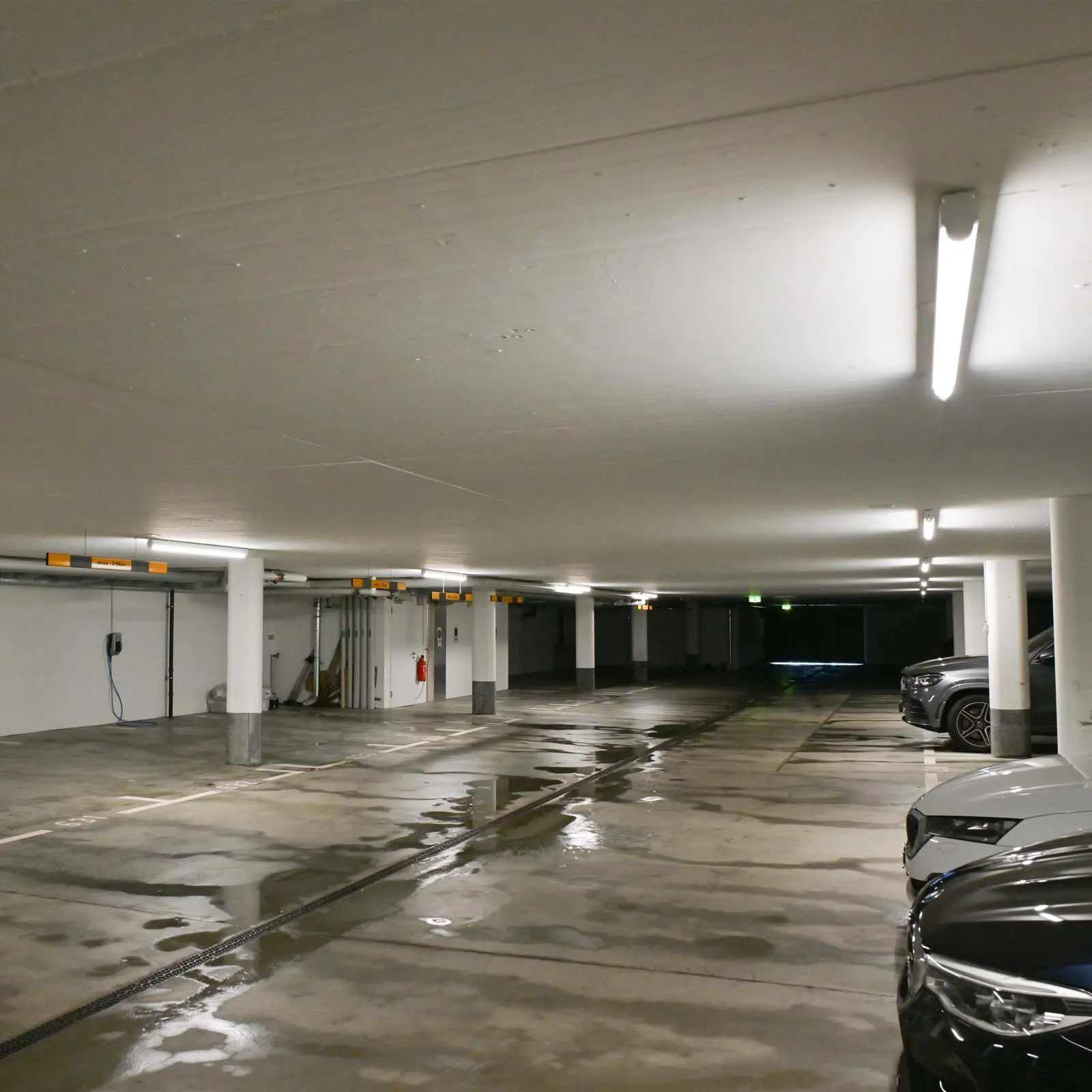 Parking souterrain avec éclairage TRIVALITE actif en mode chenillard