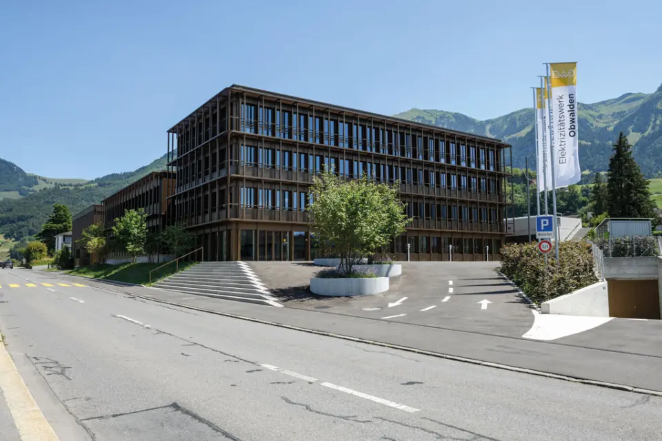 Mit flexiblen B.E.G. BMS-Multisensoren, die sich nahtlos in KNX- und BMS-Umgebungen integrieren lassen, sorgt Swisslux dafür, dass Licht nur dort brennt, wo es wirklich gebraucht wird – effizient und komfortabel. B.E.G. BMS-Multisensoren von Swisslux im Elektrizitätswerks Obwalden (EWO) in Kerns.