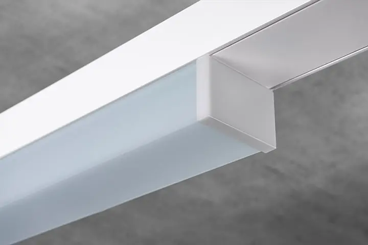 Luminaire système cubique pour le système porteur Perseus. Son design simple et fonctionnel, associé à une large diffusion lumineuse, assure un éclairage uniforme. Avec ses lignes épurées, il illumine les zones de travail, les couloirs et les espaces de rencontre. Luminaire système cubique pour le système porteur Perseus.