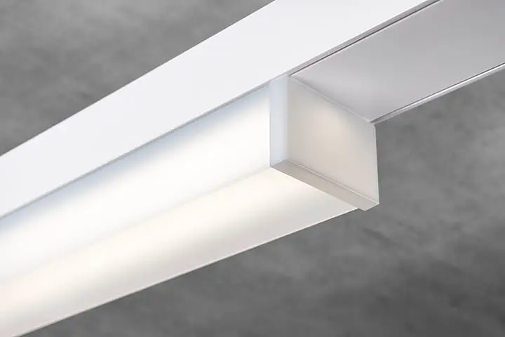 Luminaire système Office-Mini UGR < 21 pour le système porteur Perseus. Grâce à son design épuré, le luminaire s’intègre discrètement dans la structure du plafond. Sa conception anti-éblouissement assure un éclairage agréable et efficace sur le poste de travail. Luminaire système Office-Mini, allumé, UGR < 21 pour le système porteur Perseus