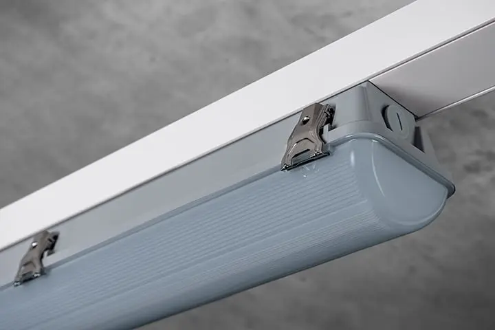 Luminaire système Nass pour le système porteur Perseus. Avec son design robuste et son flux lumineux élevé, il est idéal pour toutes les applications techniques exigeantes, telles que les garages, entrepôts, environnements industriels et abris. Luminaire système Nass pour le système porteur Perseus.