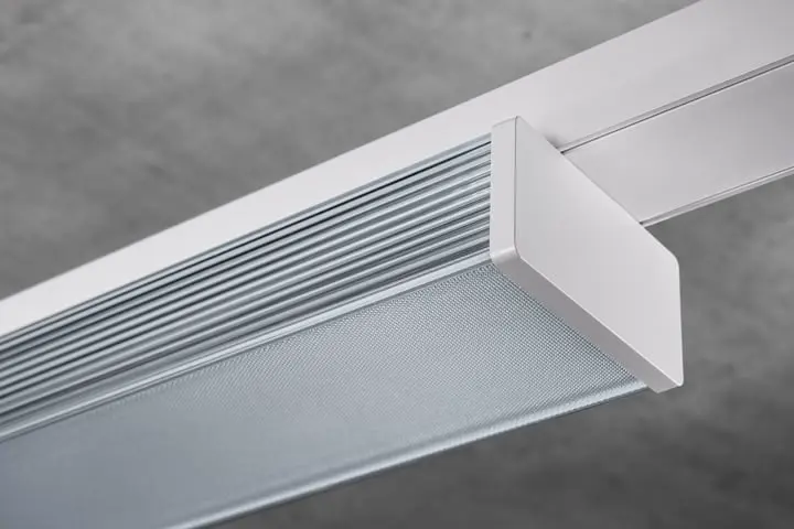 Systemleuchte für das Tragsystem Perseus. Durch ihr schlichtes Design fügt sich die Leuchte unauffällig in das Deckengefüge ein. Die blendfreie Ausführung sorgt für angenehmes und effizientes Licht am Arbeitsplatz. Systemleuchte für das Tragsystem Perseus.