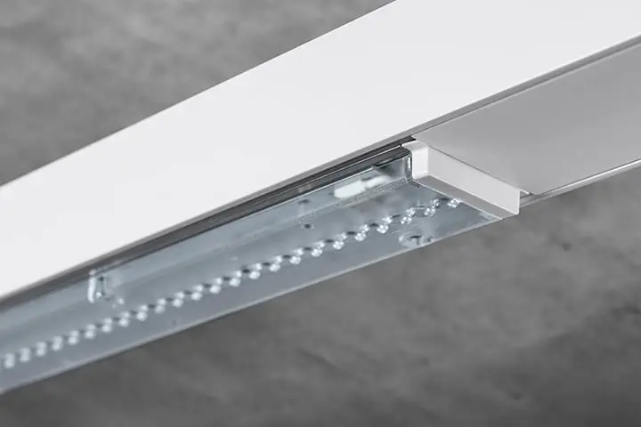 Apparecchio di sistema Lense per il sistema portante Perseus. Questo apparecchio è ideale per ambienti alti, come magazzini o palestre. Grazie all’emissione luminosa diretta verso il basso, la luce raggiunge esattamente i punti in cui è necessaria. Apparecchio di sistema Lense per il sistema portante Perseus.