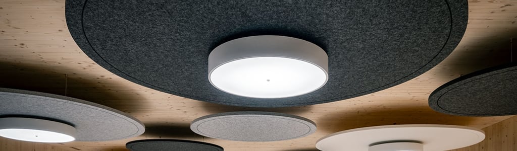 Luminaires de plafond ronds avec grands absorbeurs acoustiques en feutre