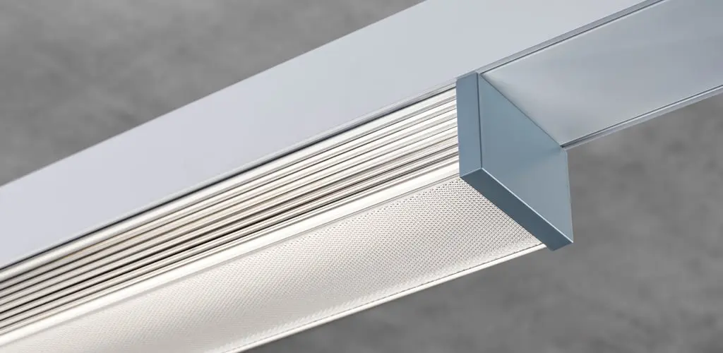 Vue détaillée du luminaire étanche TRIVALITE Perseus