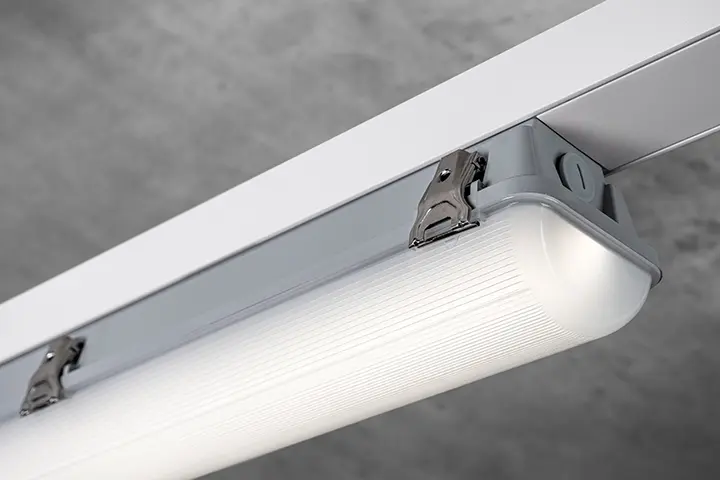 Vue détaillée du luminaire étanche TRIVALITE Perseus