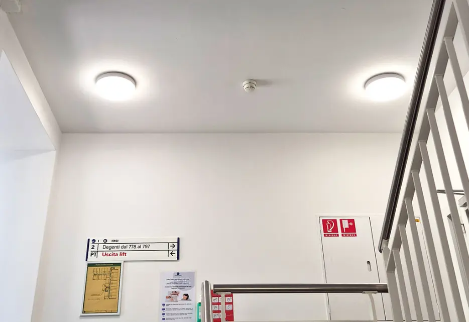 TRIVALITE-Leuchten verbessern Lichtqualität und Energieverbrauch in den Treppenhäusern des Kantonsspitals Bellinzona. Intelligente TRIVALITE-Leuchten ersetzen bestehende Beleuchtungsanlagen unkompliziert und sorgen in Treppenhäusern für hohe Energieeinsparung, mehr Komfort und erhöhte Sicherheit.