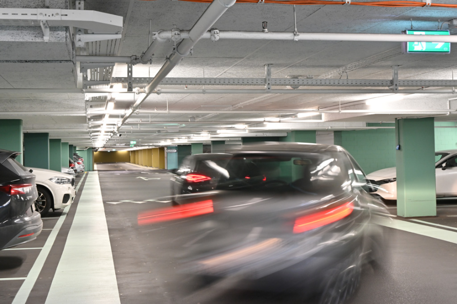 Für Besuchende muss ein Parkhaus jederzeit gut ausgeleuchtet und sicher sein. Für Betreiber muss es energieeffizient und wartungsarm funktionieren. TRIVALITE erfüllt beides. Helles Licht dort, wo Bewegung erkannt wird, gedimmtes Licht in ungenutzten Bereichen. Parkhausbeleuchtung mit TRIVALITE: helles Licht bei erkannter Bewegung und gedimmte Beleuchtung in ungenutzten Bereichen für mehr Sicherheit sowie energieeffizienten, wartungsarmen Betrieb.