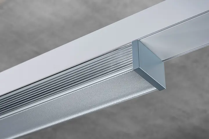 Apparecchio di sistema Office-Mini UGR < 21 per il sistema portante Perseus. Grazie al suo design sobrio, l’apparecchio si integra in modo discreto nella struttura del soffitto. La versione antiabbagliamento garantisce un’illuminazione piacevole ed efficiente sul posto di lavoro. Systemleuchte Office-Mini UGR < 21 für das Tragsystem Perseus.