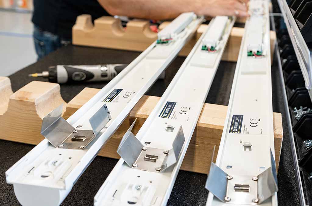 Production de luminaires TRIVALITE Retrofit avec pinces de fixation