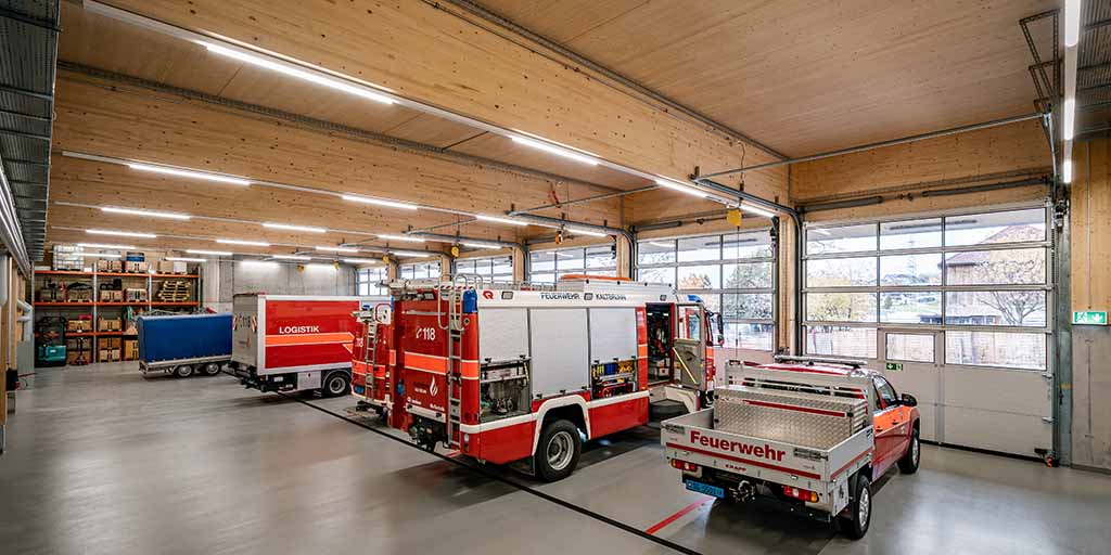 Feuerwehr Kaltbrunn Einstellhalle mit TRIVALITE Schienensystem-Leuchten