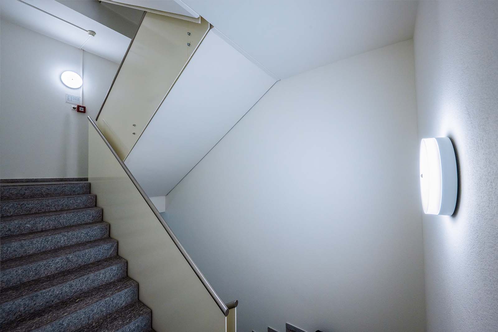 Geschäftshaus Leonardo Treppenhaus mit TRIVALITE Sirius-Leuchten
