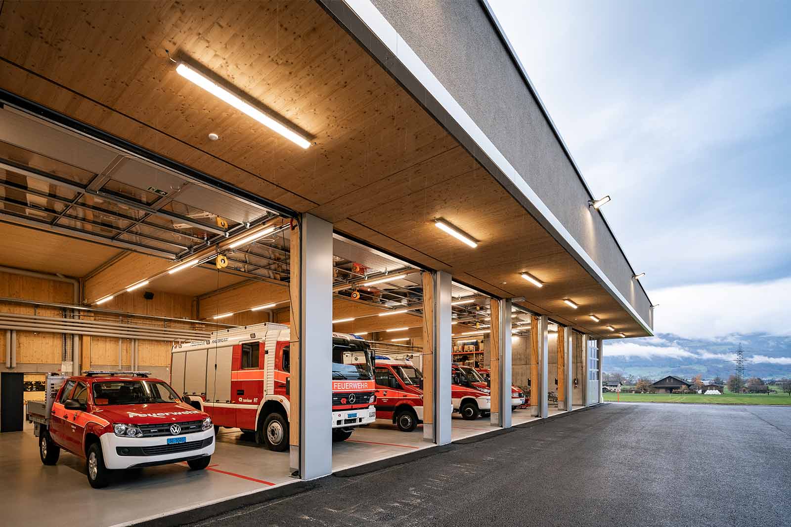 Feuerwehr Kaltbrunn Aussengebäude mit TRIVALITE Hydra-Leuchten