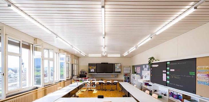 Schulzimmer mit TRIVALITE-Schienensystem beleuchtet