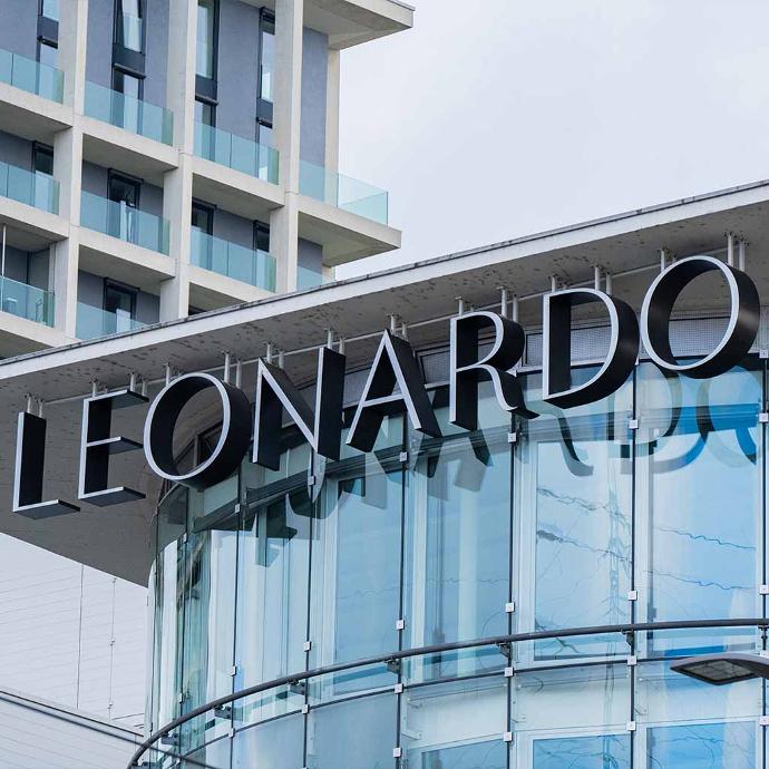 Das Bürogebäude Leonardo an der Thurgauerstrasse 80 in Zürich mit seiner markanten Rundfassade war bei der Inbetriebnahme 2002 das grösste Bürogebäude der Schweiz im Minergie-Standard. Die Beleuchtung sekundärer Räume wie der Tiefgarage, der Treppenhäuser und einiger Korridore wurde vom Herbst 2022 bis zum Sommer 2024 saniert. Rundfassade des Medienhauses «Leonardo»